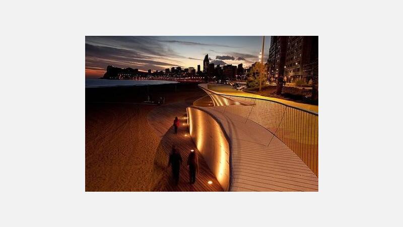 Paseo de poniente nocturna