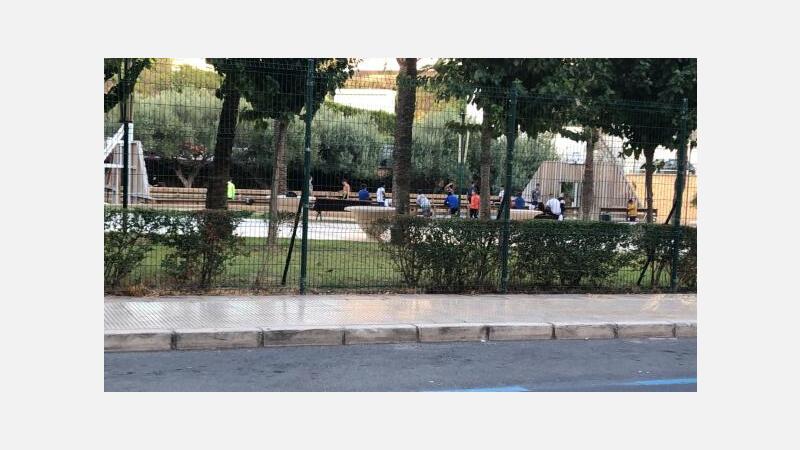 Ciudadanos pide más vigilancia en el parque de l’Aigüera y reabrir sus puertas en su horario establecido para permitir el cruce peatonal