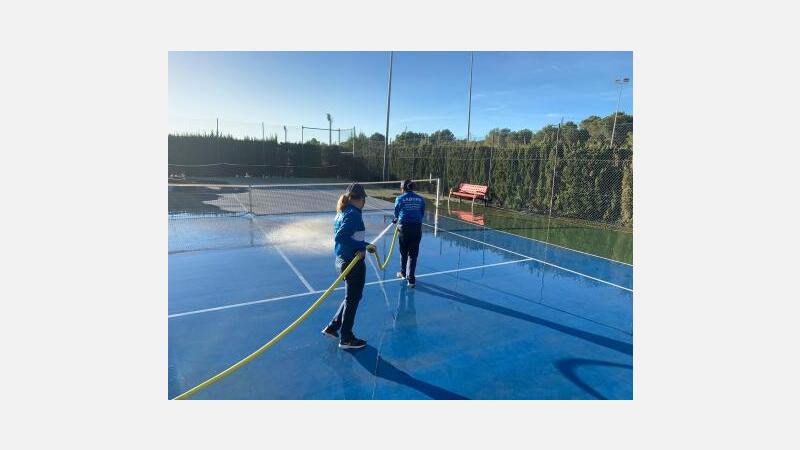 Los 20 participantes del proyecto ‘Et Formem’ trabajan en el mantenimiento en la Séquia Mare e instalaciones deportivas