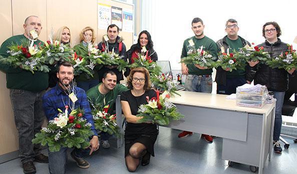 Los alumnos del curso de jardinería entregan algunos de sus trabajos al Ayuntamiento