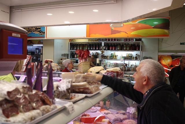 Los comerciantes del Mercado Municipal sortean vales de compra de 120 euros entre sus clientes Los comerciantes del Mercado Municipal sortean vales de compra de 120 euros entre sus clientes