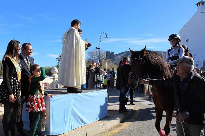 Centenares de personas asisten en la ermita a la tradicional bendición de animales de Sant Antoni