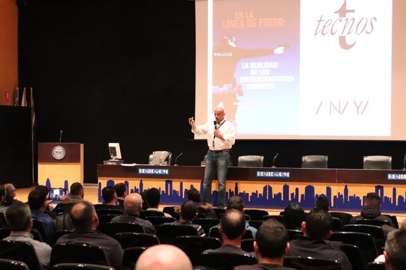 Policías de toda la provincia debaten en Benidorm el futuro de su profesión 