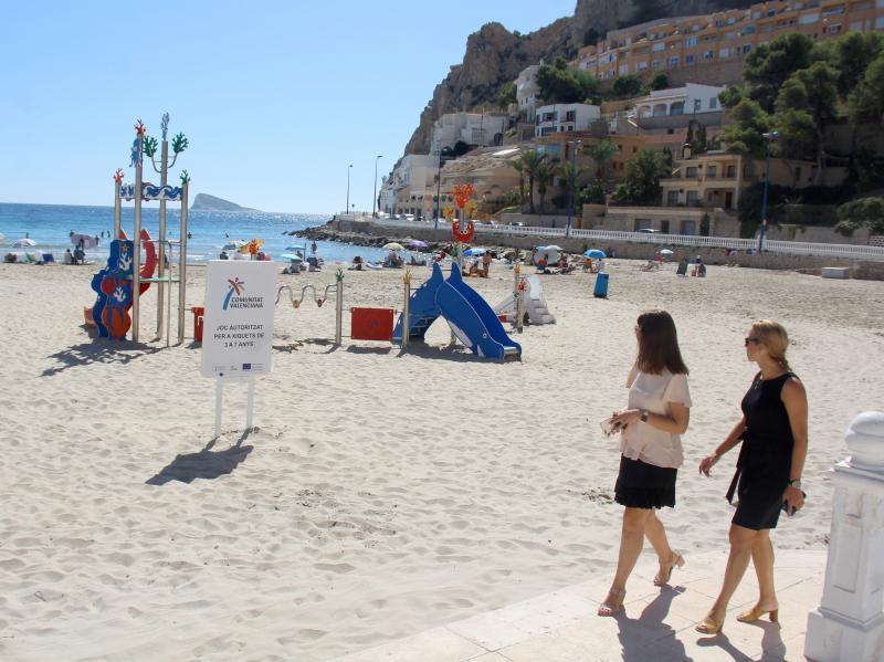 Playas amplía los servicios de Poniente con una zona infantil de juegos en Tamarindos