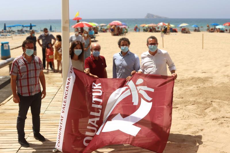 Las banderas Qualitur ondean en las playas de Benidorm Las banderas Qualitur ondean en las playas de Benidorm