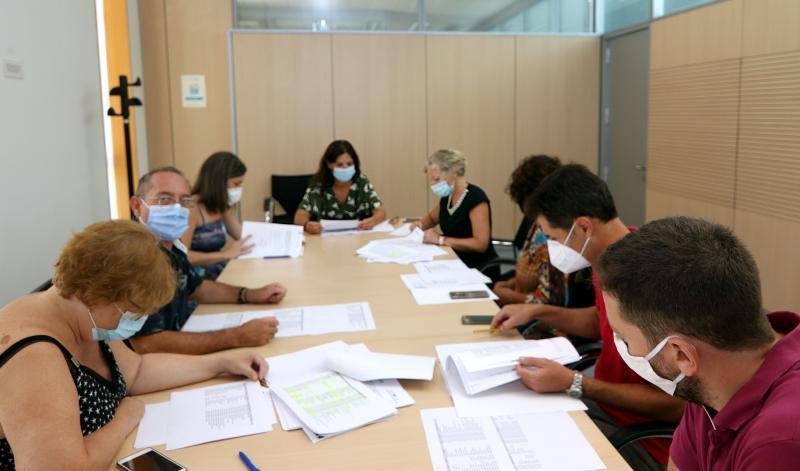 Benidorm recibe más de 1.200 solicitudes para las ayudas municipales a empresas y autónomos Benidorm recibe más de 1.200 solicitudes para las ayudas municipales a empresas y autónomos