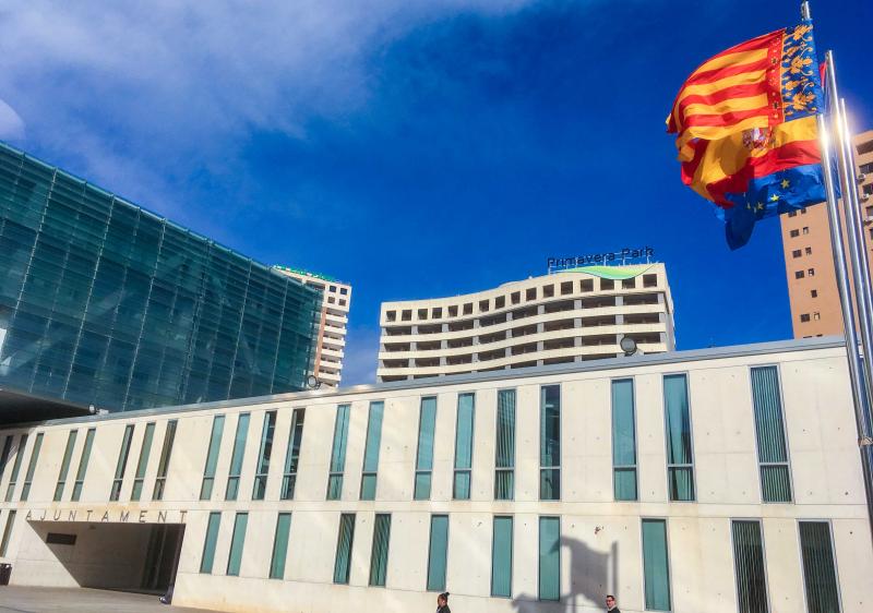 Benidorm aprova la setzena remesa d'ajudes a empreses i autònoms Benidorm aprova la setzena remesa d'ajudes a empreses i autònoms...