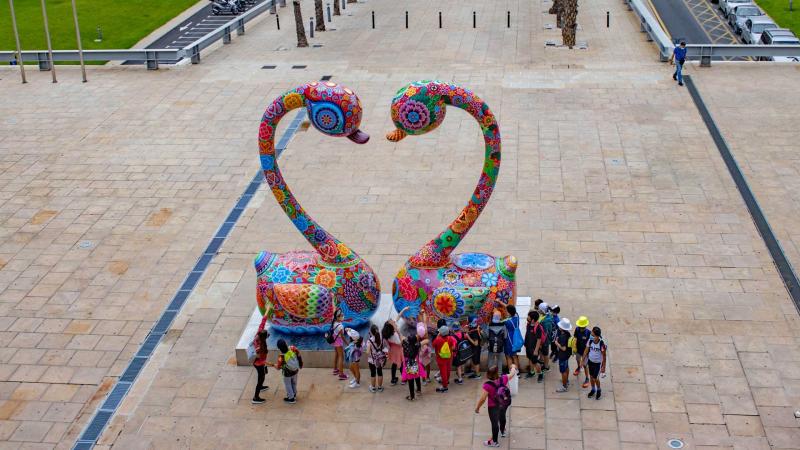 Yi considera “una oportunidad única” la exposición de su ‘Galaxia Hung’ en la calles de Benidorm