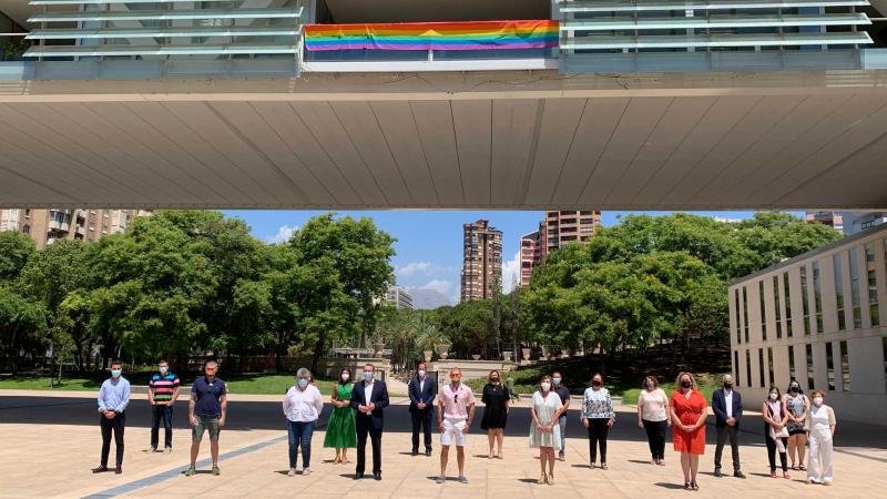 Benidorm se suma el Día Internacional del Orgullo iluminando el Castell con los colores de la bandera arcoíris 