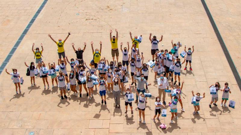 Los jóvenes y monitores con el alcalde, Toni Pérez, y los concejales de Juventud y Educación, Jaime Jesús Pérez y Maite Moreno. Los jóvenes y monitores con el alcalde, Toni Pérez, y los concejales de Juventud y Educación, Jaime Jesús Pérez y Maite Moreno.