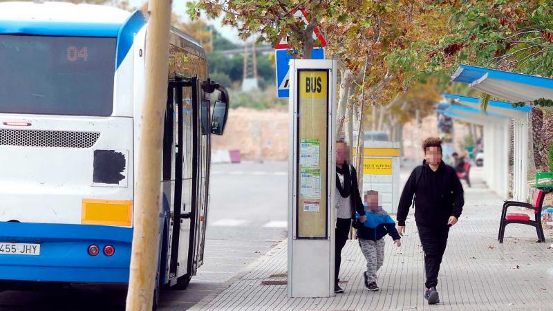 Autobús en el complejo escolar del Salt de l'Aigua.