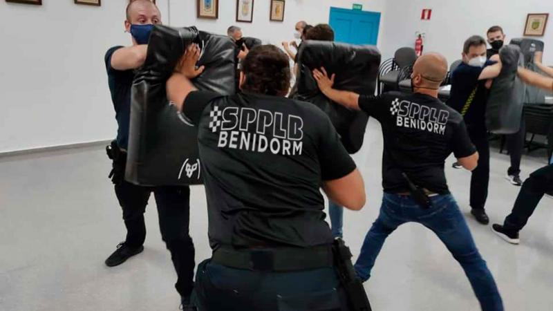 20 policías locales participan en un curso sobre la utilización preventiva del bastón extensible