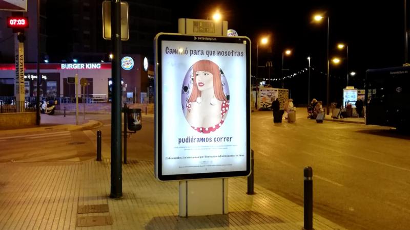 Los carteles contra la violencia de género del alumnado del IES Pere Mª Orts i Bosch, en las calles de Benidorm