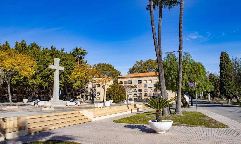 16 Nous bancs de descans per als cementeris de Sant Jaume i Verge del Sofratge...