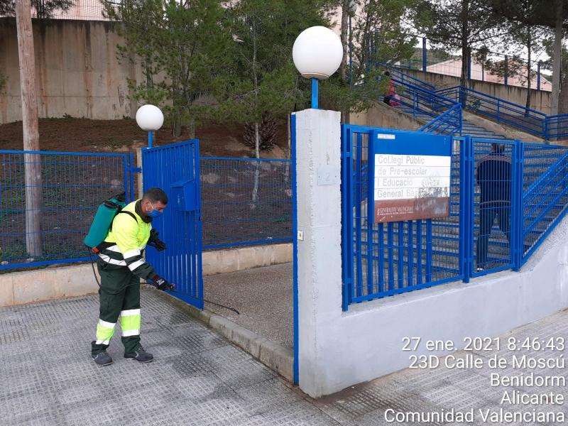 El servici ordinari de neteja reforça la desinfecció manual de tots els barris...