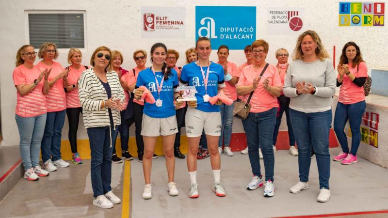 Irene y Mar (azules) junto a las concejalas Ángela Llorca y Ángela Zaragozí y la vicepresidenta de Anémona, Paquita Benaloy.