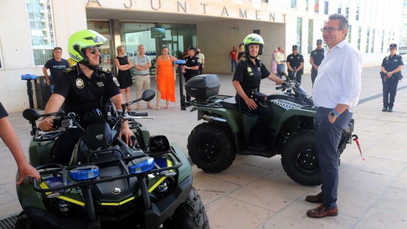 Benidorm amplía el parque móvil de la Policía Local con dos ‘quads’ para vigilancia de playas Imagen de los quads de la Policía Local de Benidorm y el alcalde Toni Pérez.