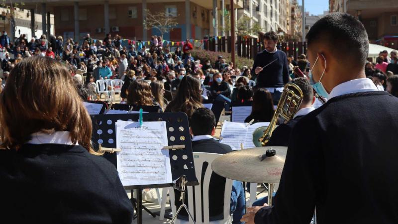 Alumnos Escuela de Música de Benidorm en una actuación.