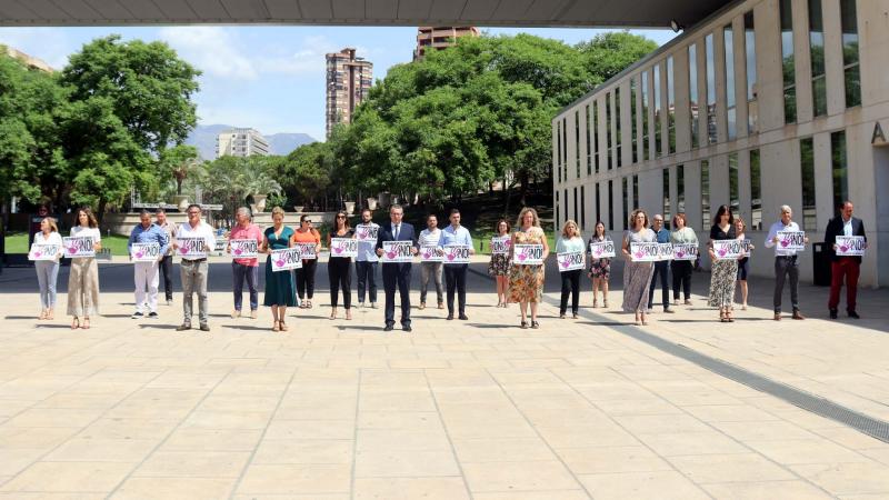 Benidorm condena el último crimen por violencia machista, que eleva a 21 las mujeres asesinadas en lo que va de año. Imagen del minuto de silencio en las puertas del Ayuntamiento de Benidorm.
