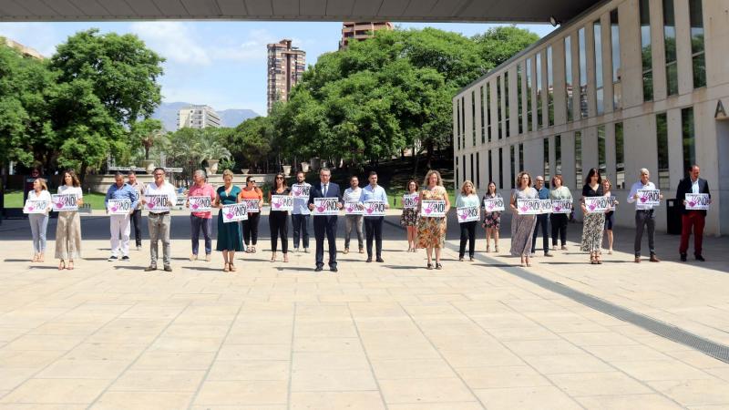 Imagen del minuto de silencio en las puertas del Ayuntamiento de Benidorm.