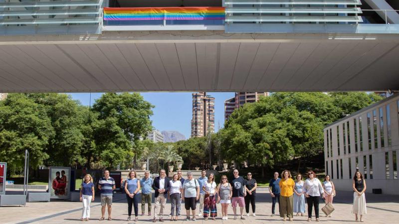 Desde esta mañana ondea la bandera LGTBI+ en el Ayuntamiento y esta noche el Castillo lucirá los colores del arco iris. Un Benidorm multicolor conmemora el Día Internacional del Orgullo.