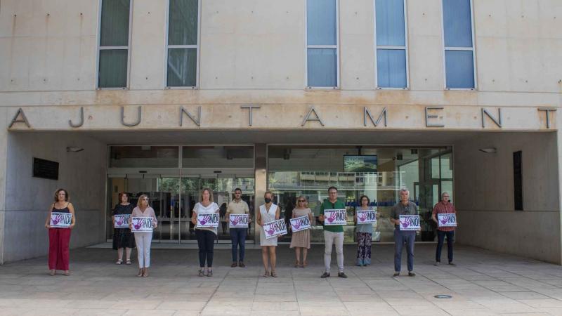 Concentración silenciosa en Benidorm tras la confirmación del crimen machista de Alzira. Imágen del minuto de silencio en la puerta del Ayuntamiento de Benidorm.