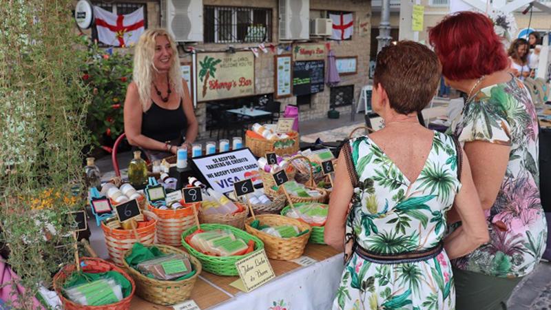 ‘Les Nits del Castell’ reúnen un año más a pintores y artesanos en las plazas de Castelar y Senyoria. ‘Les Nits del Castell’ reúnen un año más a pintores y artesanos en las plazas de Castelar y Senyoria