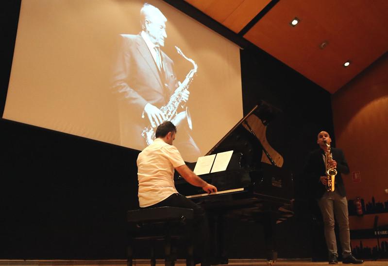 Imágen de un músico tocando el piano.