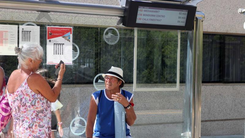 Benidorm estrena la primera pantalla inteligente de las once que se instalarán en las principales paradas de autobús. Parada autobús Langreo