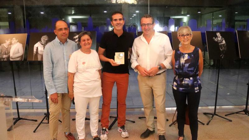 El Espai d’Art del Ayuntamiento acoge la muestra de AFA Marina Baixa ‘Me llamo, me llaman’ para sensibilizar sobre las demencias