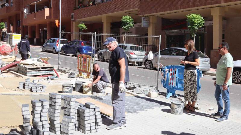 Los trabajadores del programa ECOVID ejecutan mejoras en varias calles del municipio