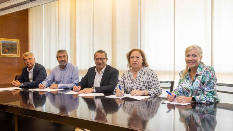 El Ayuntamiento firma con la Comissió y con l’Associació los convenios para les Festes Majors Patronals. Firma Convenio.