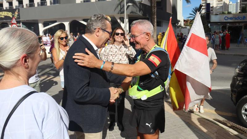 Toni Pérez recibe a Thomas Judge, un británico que viaja a pie para concienciar sobre la salud mental. Toni Pérez, Alcalde de Benidorm y Thomas Judge.