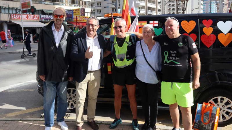 Toni Pérez recibe a Thomas Judge, un británico que viaja a pie para concienciar sobre la salud mental. Toni Pérez recibe a Thomas Judge, un británico que viaja a pie para concienciar sobre la salud mental