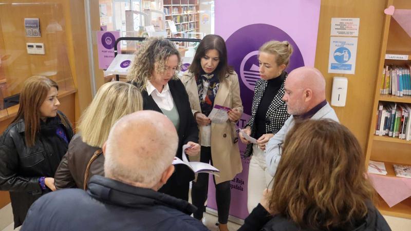 Benidorm inaugura un nuevo punto violeta en la Biblioteca Municipal. Punto Violeta en Biblioteca Municipal