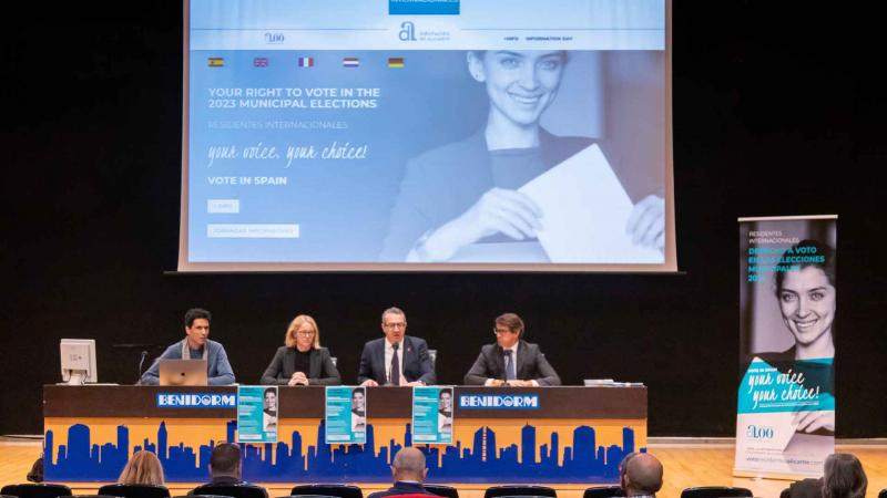Los residentes extranjeros de Benidorm pueden inscribirse ya para votar en las municipales. Reunión informativa a residentes extranjeros para votar en las elecciones municipales