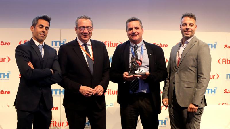 El alcalde entrega el AMT Destination Award de ‘Sostenibilidad’ a un proyecto internacional que se testó en una cadena hotelera de Benidorm. Feria Fitur en Madrid 2023