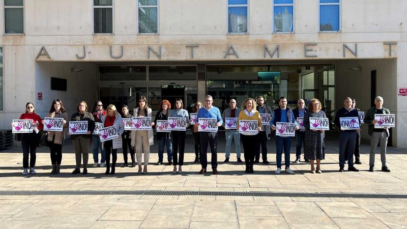 Benidorm rinde homenaje a la joven de Ciudad Real asesinada el domingo 8 de enero, tercera víctima confirmada de 2023. Minuto de silencio en el Ayuntamiento de Benidorm.