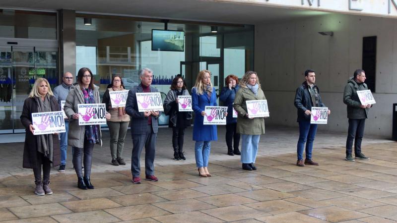 Benidorm guarda un minuto de silencio en repulsa por las tres últimas víctimas de la violencia machista en Lleida y Valladolid. Minuto de silencio en el Ayuntamiento de Benidorm.