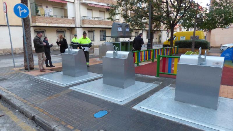 Benidorm incorpora cinco nuevos contenedores soterrados de recogida selectiva y orgánica en la Plaza del Infant. Contenedores soterrados