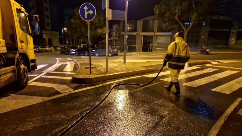 Benidorm inicia una nueva campaña de baldeo de calles en todos los barrios de la ciudad. Limpieza baldeos