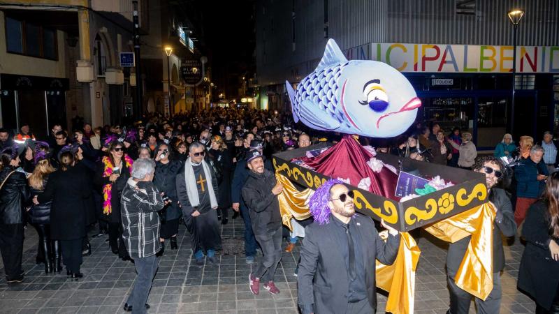 Un multitudinario Entierro de la Sardina despide el Carnaval de Benidorm. Entierro de la sardina. Carnaval 2023.