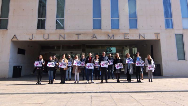 Minuto de silencio en el Ayuntamiento de Benidorm.