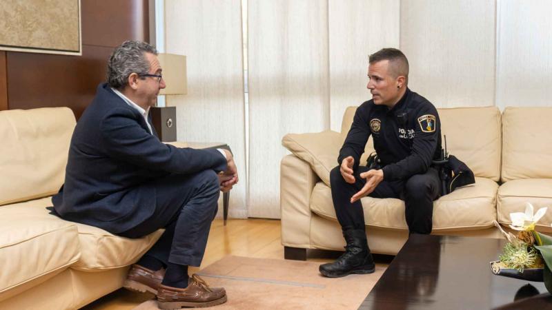 El agente de la Policía Local que participó en las labores de rescate del terremoto de Turquía comparte su experiencia con el alcalde. Recepción en Alcaldía del policía local que participó en el rescate de personas en Turqiía