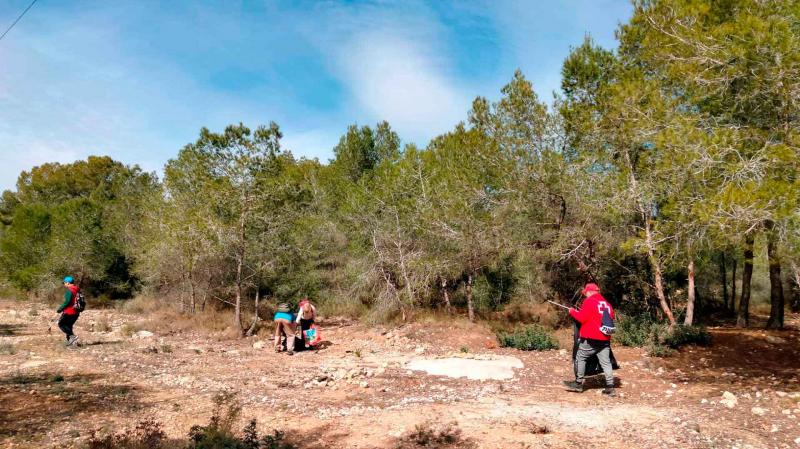 Voluntarios de Cruz Roja de Benidorm limpian El Moralet.