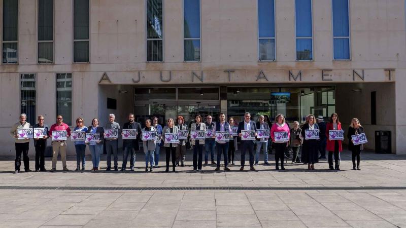 Benidorm condena con un minuto de silencio el asesinato de una mujer en Villanueva de Gállego, Zaragoza Minuto de silencio en el Ayuntamiento de Benidorm.
