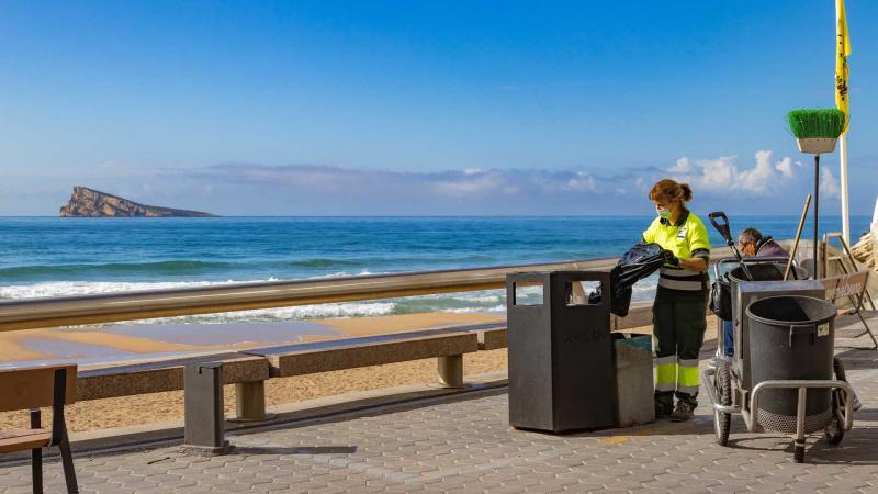 Benidorm refuerza la limpieza viaria y recogida de residuos en Semana Santa con 45 personas. Refuerzo del servicio de limpieza en Semana Santa