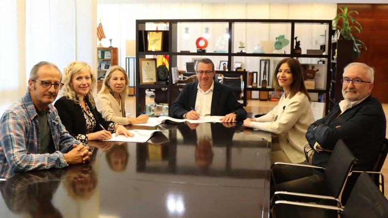El Ayuntamiento y la Protectora de Animales y Plantas suscriben el convenio anual. Firma del convenio con la protectora de animales.
