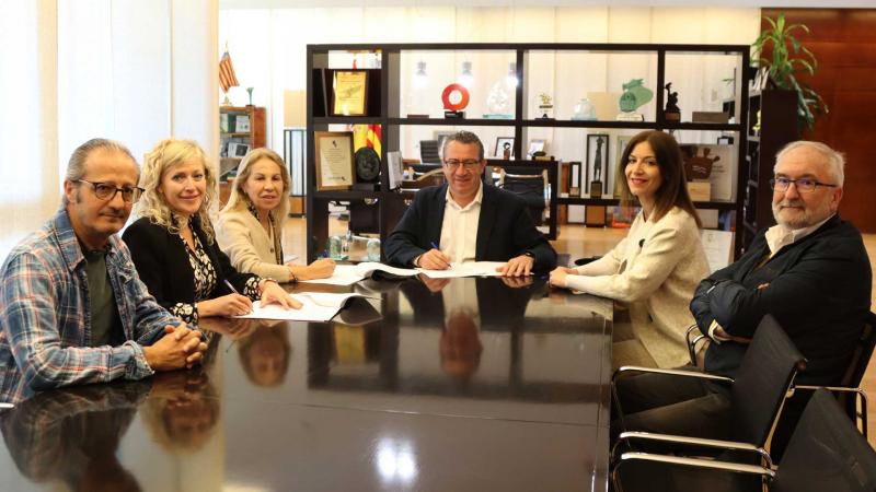 Firma del convenio con la protectora de animales.