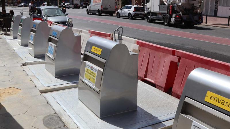 Benidorm amplía la capacidad de recogida selectiva en la avenida Beniardá con nuevos contenedores soterrados. Contenedores soterrados